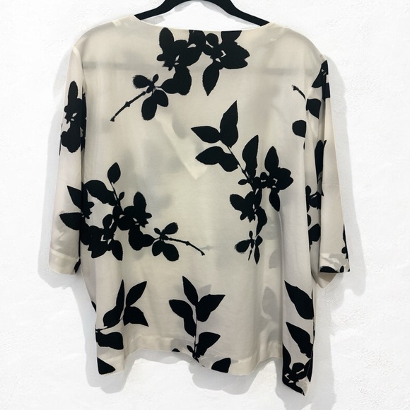 DKNY White and Black Floral Blouse with Relaxed Fit
Size XL - Picture 3 of 5
